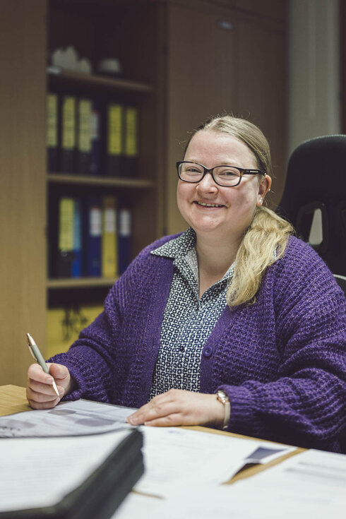 Portrait von Lydia Scheuvens am Schreibtisch sitzend